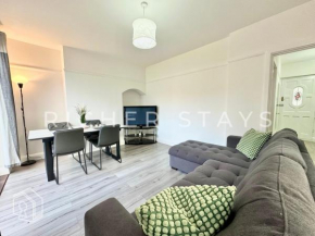 Wembley Large 4-Bedroom House, Driveway and Garden
